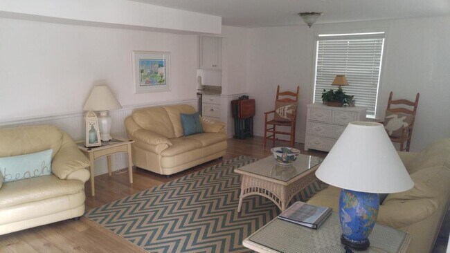 Building Photo - 2 Heron St #A