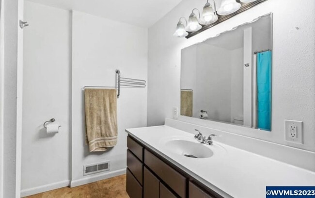 Foto del edificio - Available now! 4 bedroom and 2 bath one le...