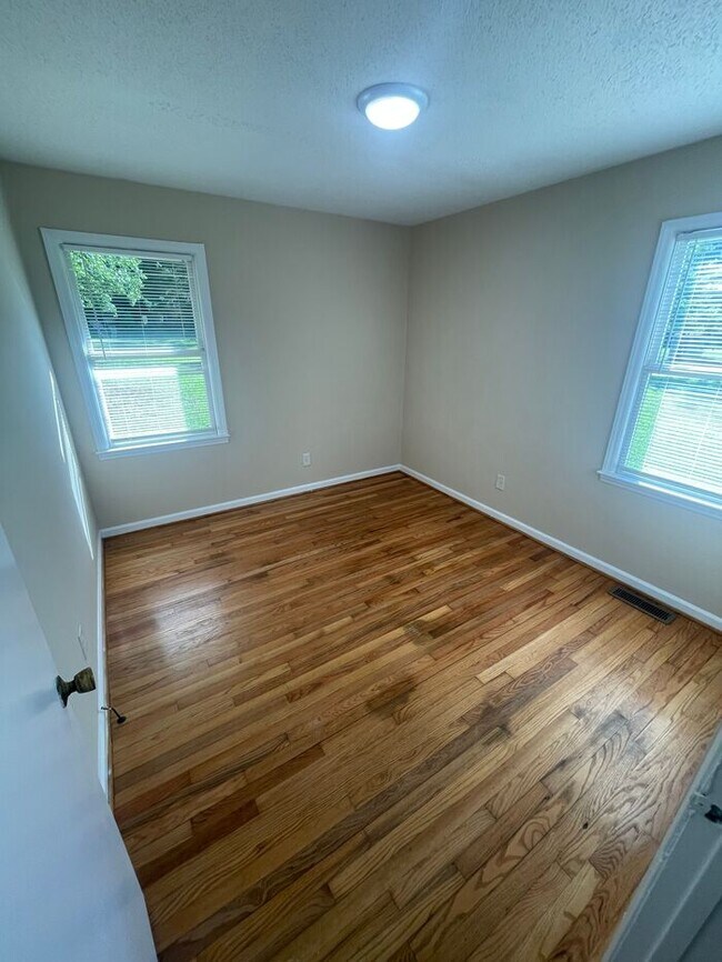 Foto del edificio - 705 Harris Rd