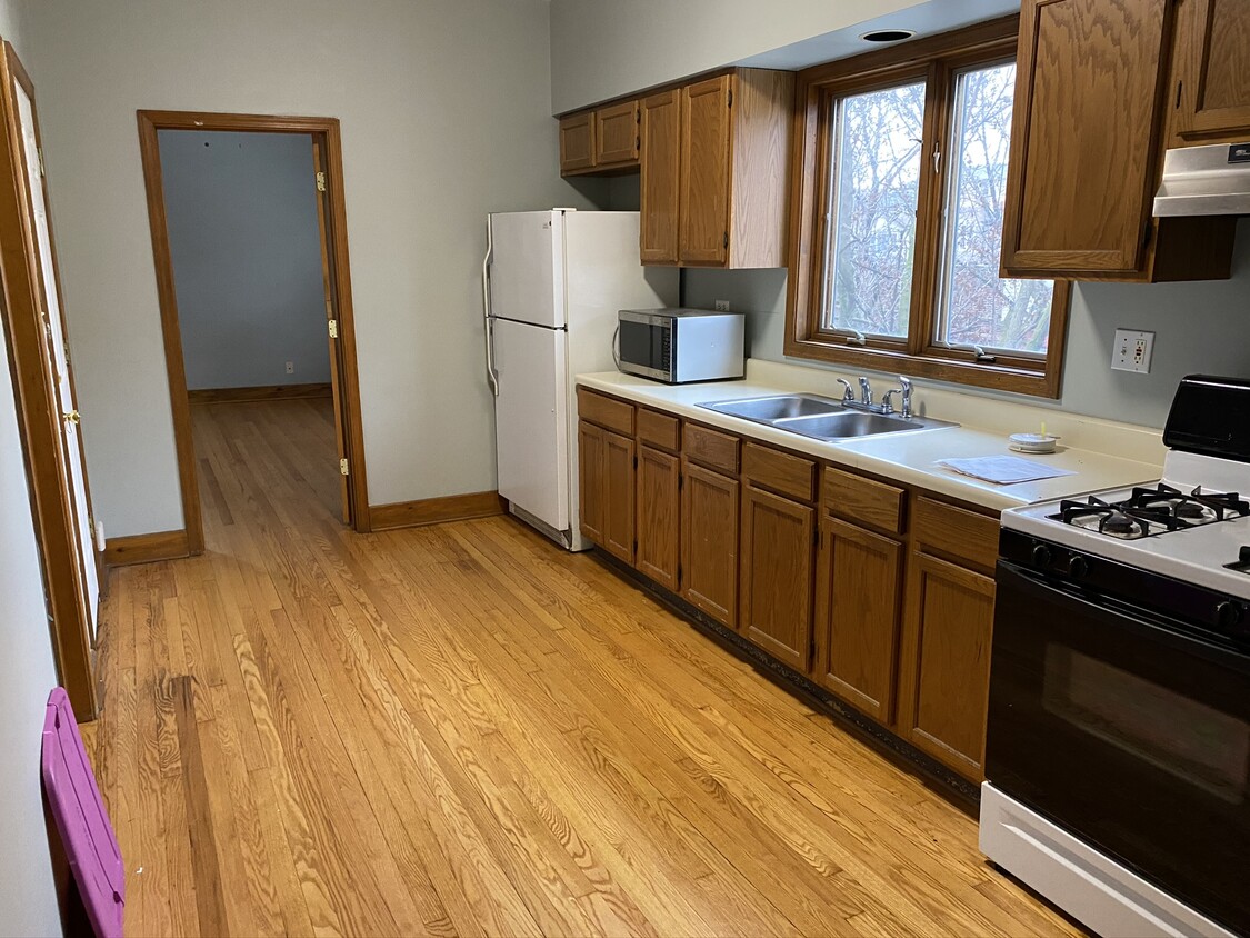 Kitchen. Fridge, microwave and oven ready to use - 638 W 28th St