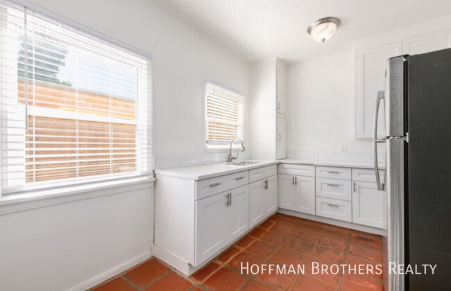 Foto del edificio - 1848 N Mariposa Ave Los Angeles, CA 90027