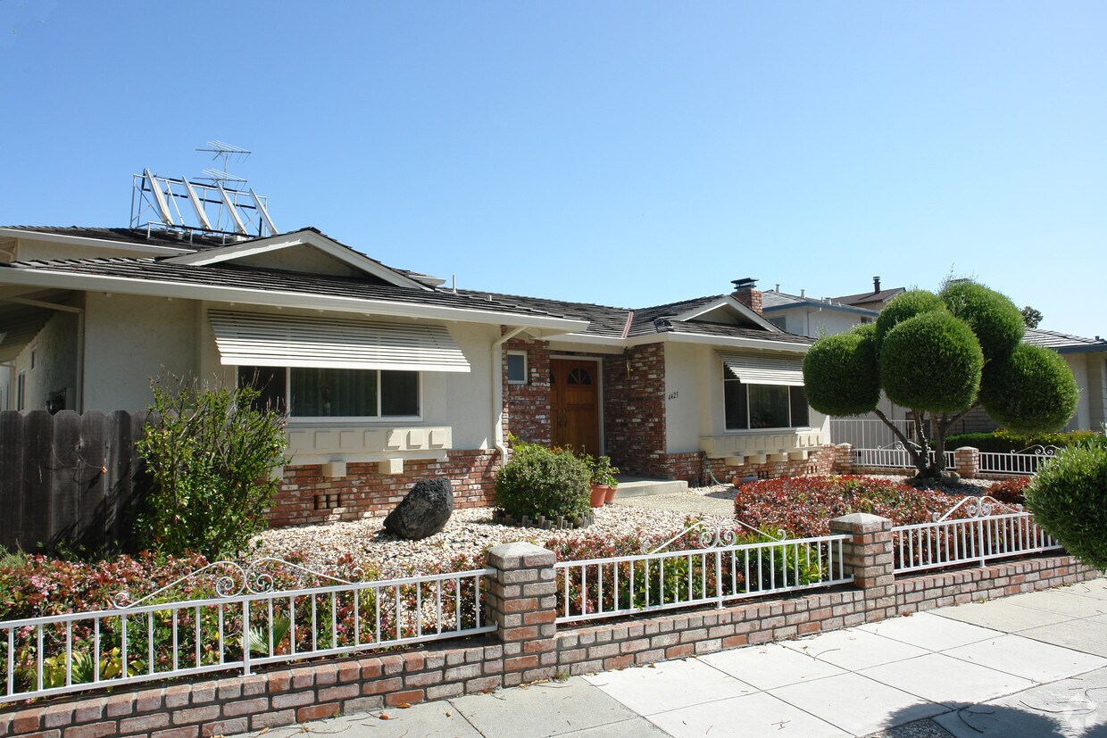 Primary Photo - 4425 Blackford Ave