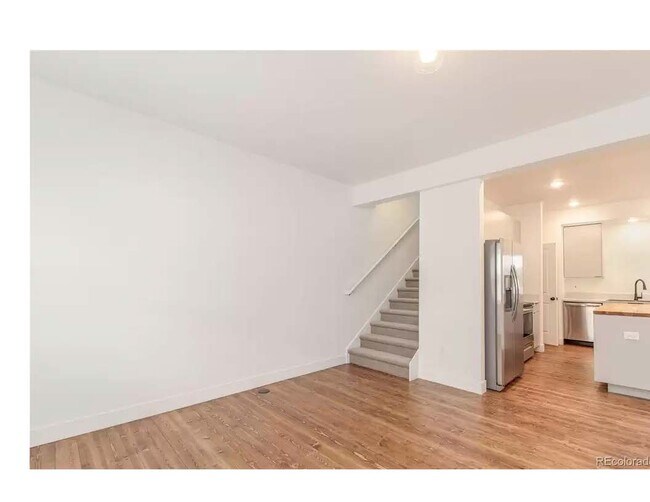 Foto del edificio - 4003 Blue Pine Ln