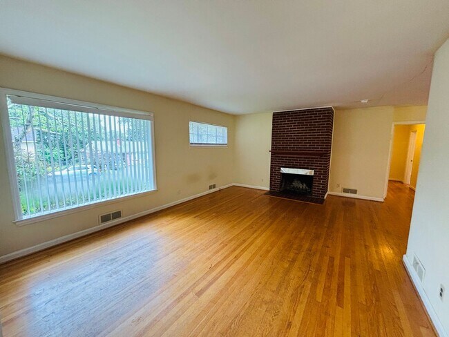 Building Photo - 3 Bedroom 1 Bath House