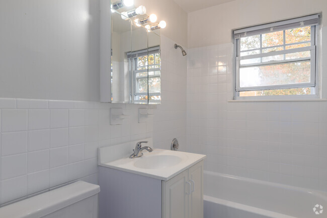 Baño: 3 habitaciones, 1 dormitorio, 1 baño, 558SF - Monmouth Village