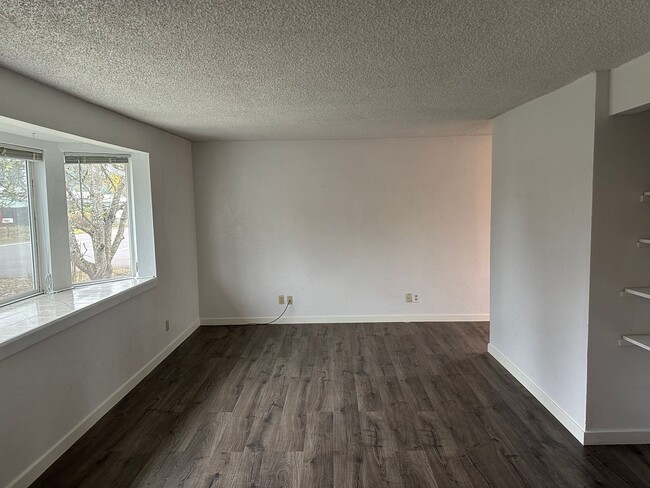 Building Photo - Large 3 bedroom 1 1/2 bathroom duplex with...