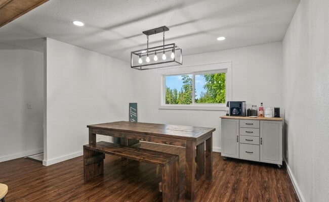 Building Photo - 38835 Pinewood Ave