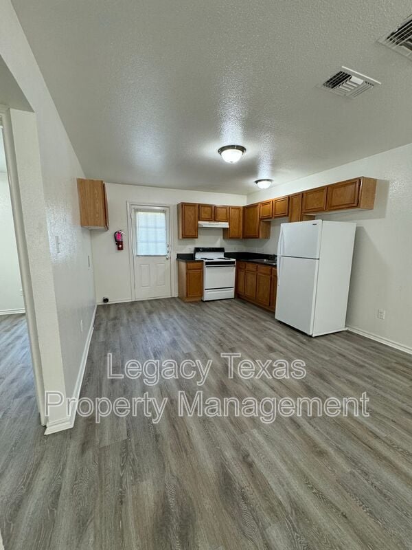 Building Photo - 701 Miracle Ln