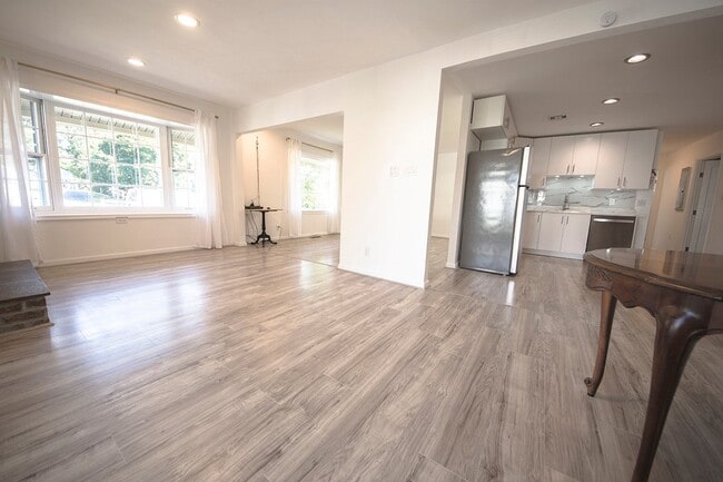 Foto del edificio - 105 N Cypress Rd