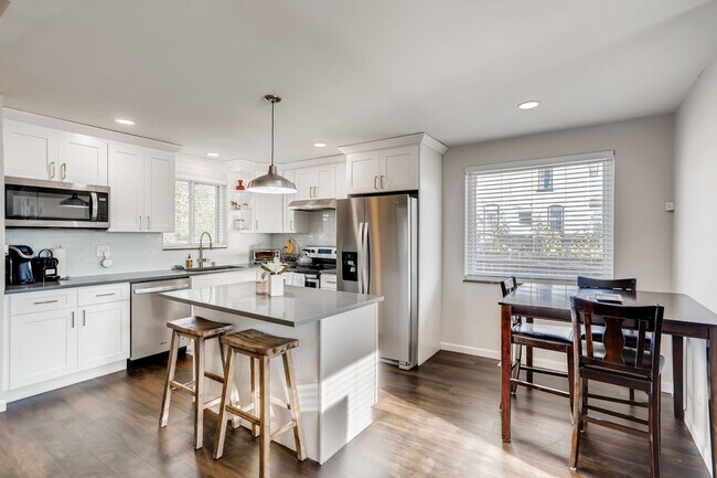 Foto del edificio - **Fully Remolded 4 bedroom 2 bath home for...
