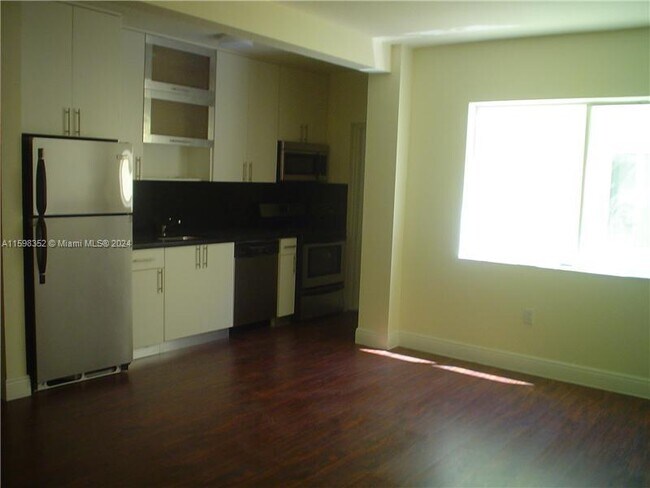 Foto del edificio - 2880 Pine Tree Dr