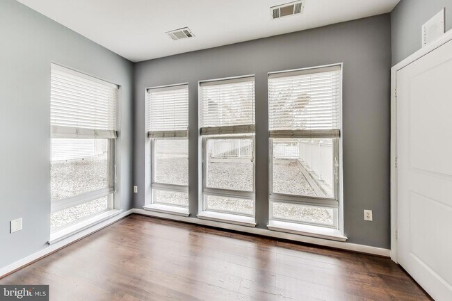 Foto del edificio - 8045 Newell St