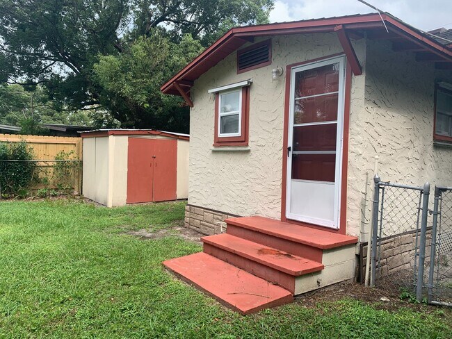 Building Photo - 2 Bedroom, 2  bath , additional room with ...