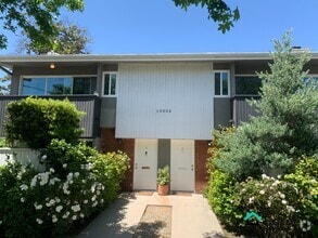 Building Photo - 13055 Moorpark St