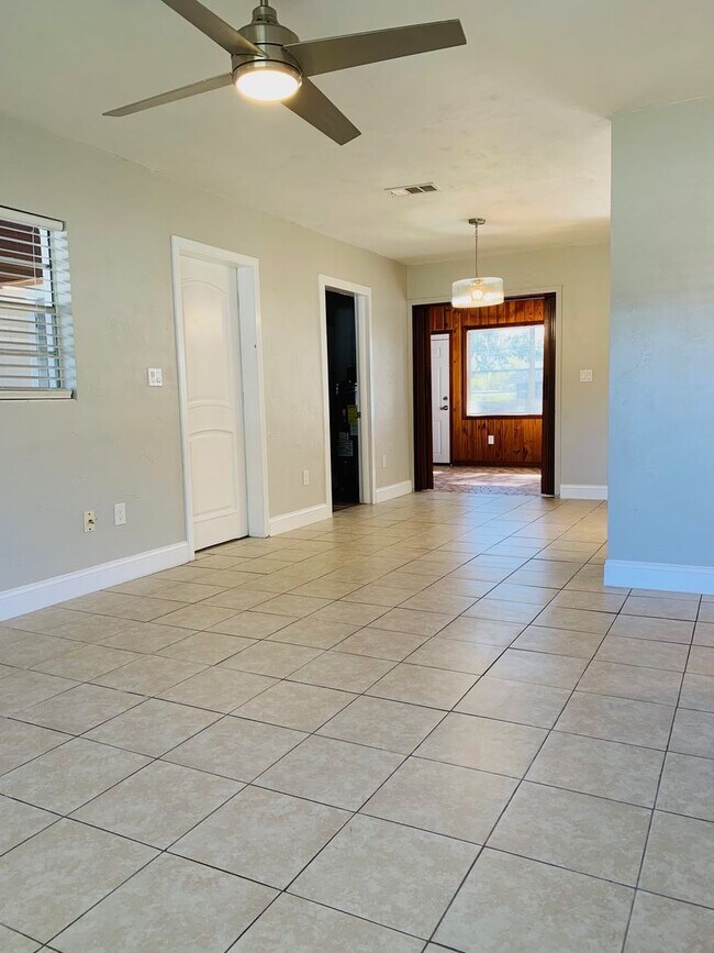 Foto del edificio - 3 Bed/2 Bath with Bonus Room Home for RENT by Lake Parker