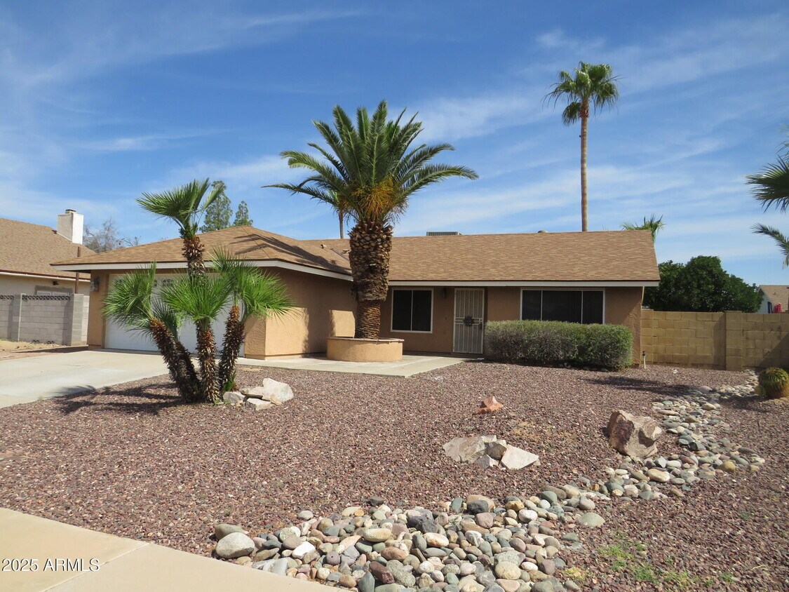 Foto principal - 7914 W Sweetwater Ave