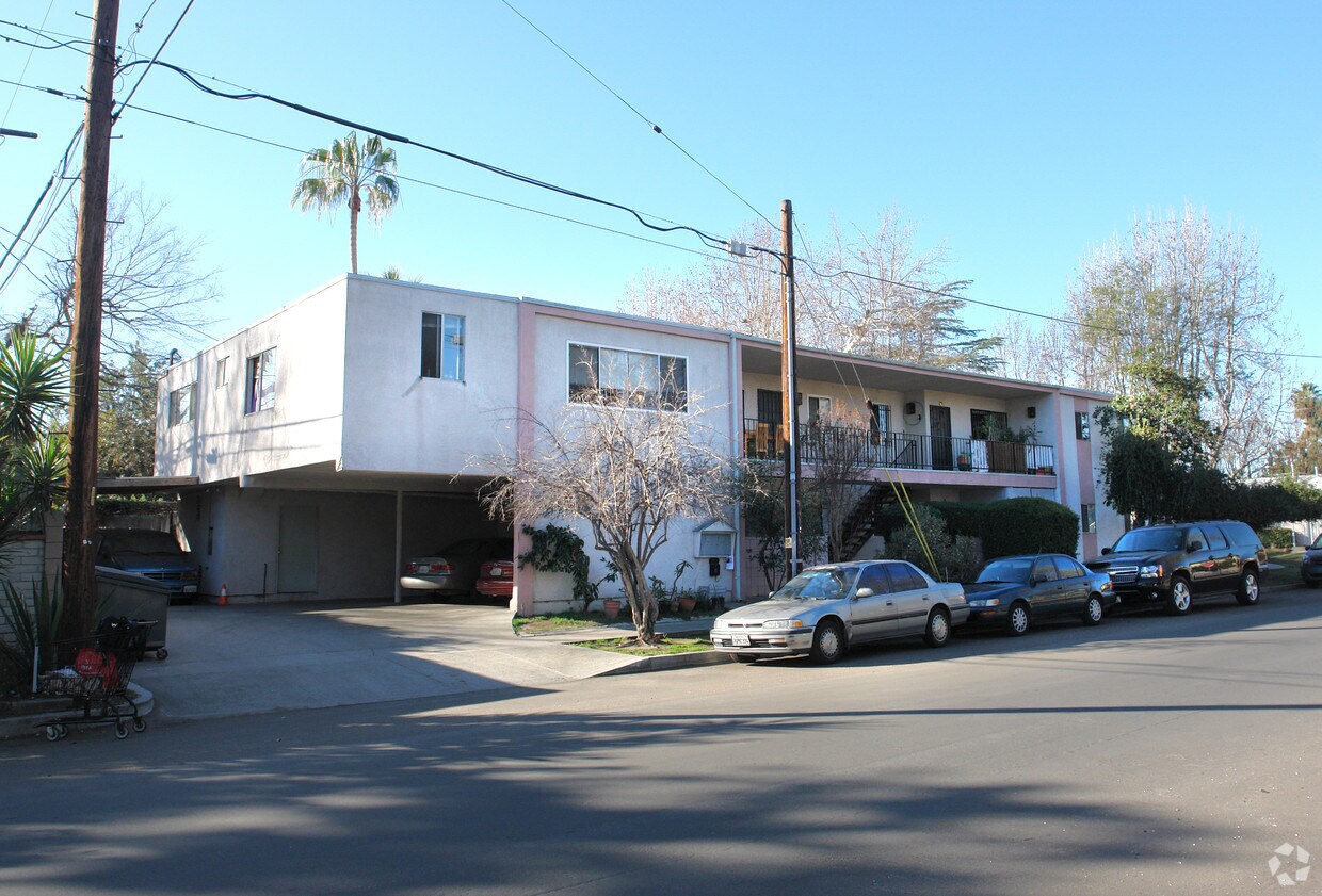Foto del edificio - 4958 Riverton Ave
