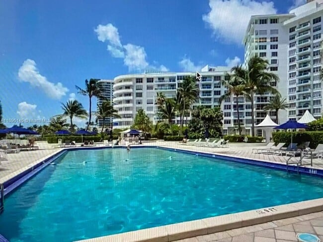 Foto del edificio - 5151 Collins Ave
