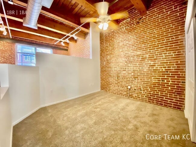 Building Photo - 202 W 5th St