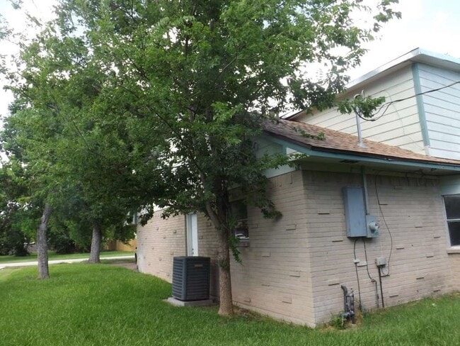 Building Photo - 501 S Holmes St