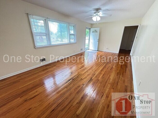 Foto del edificio - Charming 3-Bedroom Home with Big Backyard ...