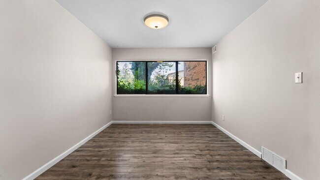 Building Photo - 1225 S Maple Rd