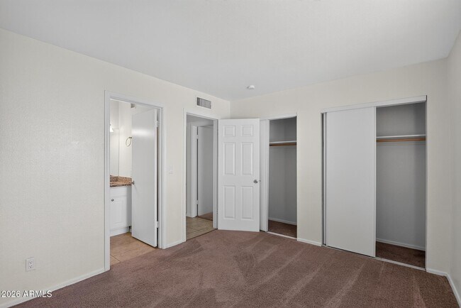 Foto del edificio - 2132 W Glenrosa Ave