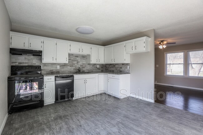 Foto del edificio - 1215 N Cedarcrest Dr