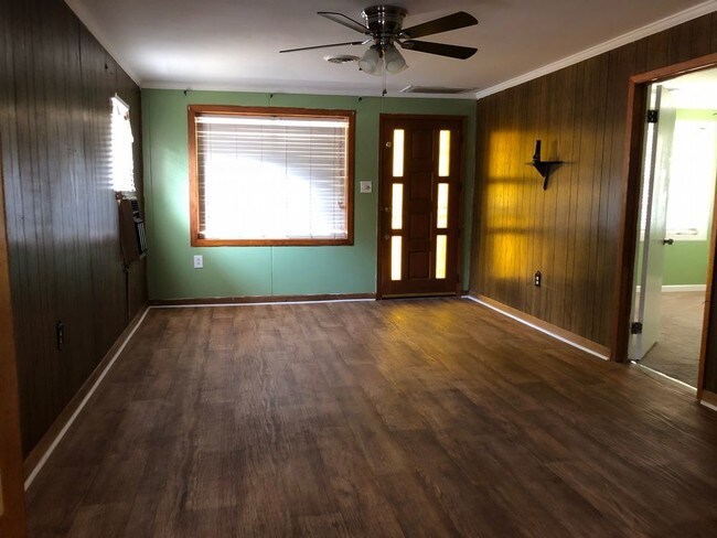 Building Photo - 2 Bed/1 Bath Single-Family Home For Rent