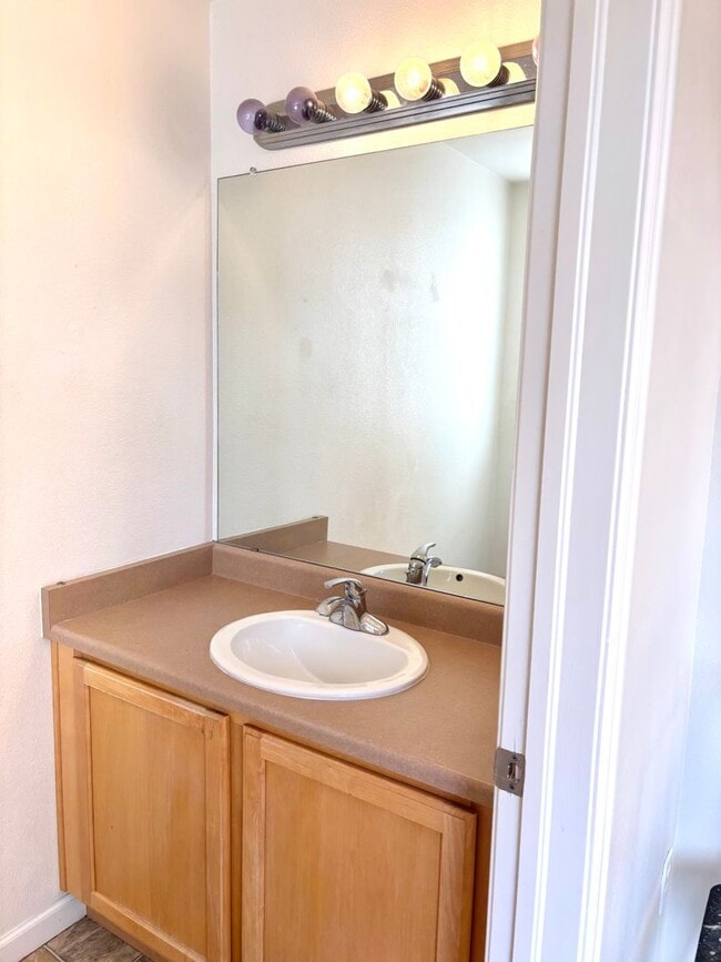 Building Photo - Newly updated 3bd 2.5 bath townhome for rent Aurora CO 80012