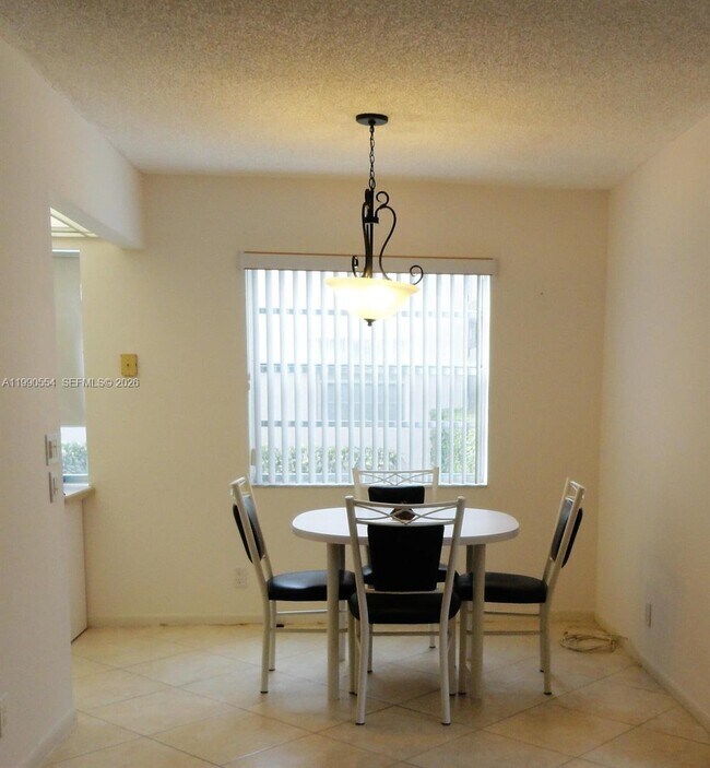 Foto del edificio - 664 Normandy Ln