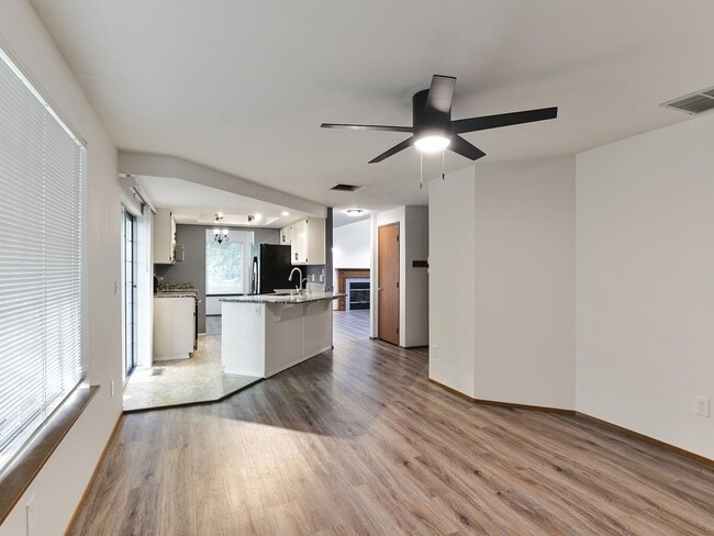Building Photo - Sunny and Bright 3 Bdrm 2.5 Bath on West H...