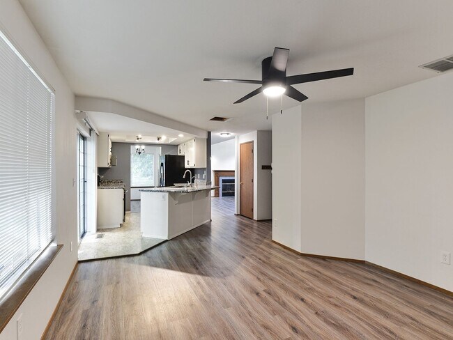 Foto del edificio - Sunny and Bright 3 Bdrm 2.5 Bath on West H...