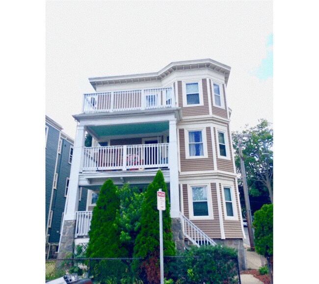 Building Photo - 137 Pleasant St