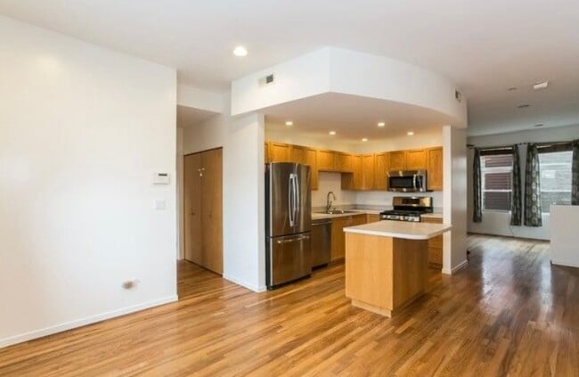 Building Photo - 2312 W Bloomingdale Ave