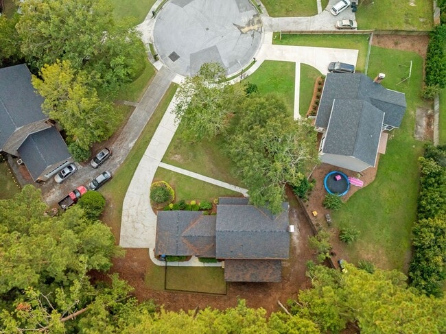 Building Photo - $300 off the first month's rent on a 12 mo...