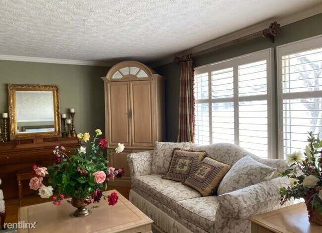 Foto del edificio - 6 br, 2 bath House - 235 Combs Road