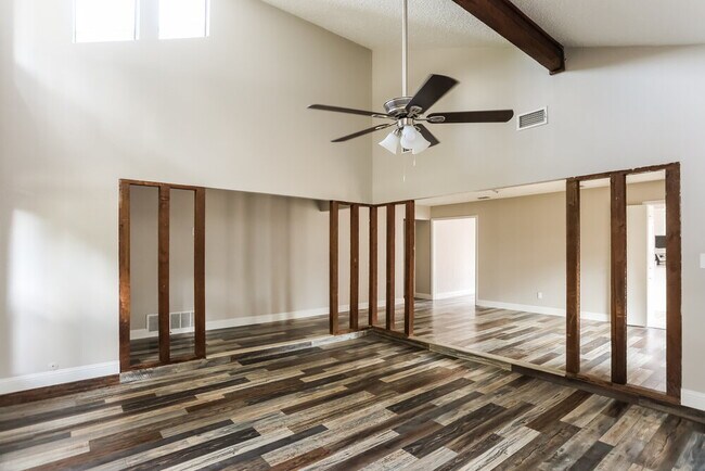 Foto del edificio - 5303 Oak Springs Dr