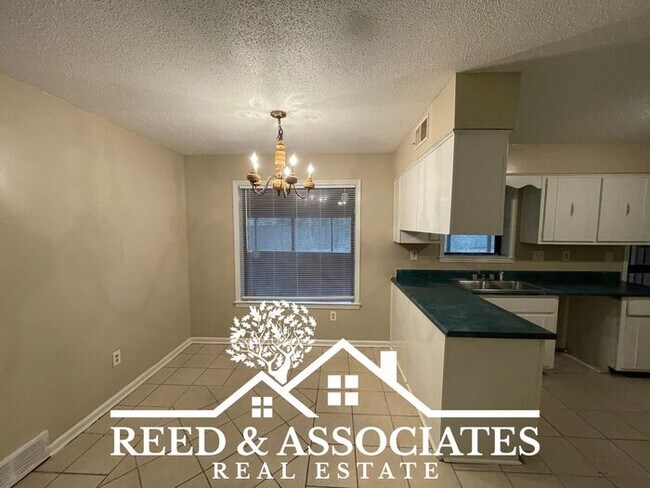 Building Photo - Spacious Home with Screened in Patio!
