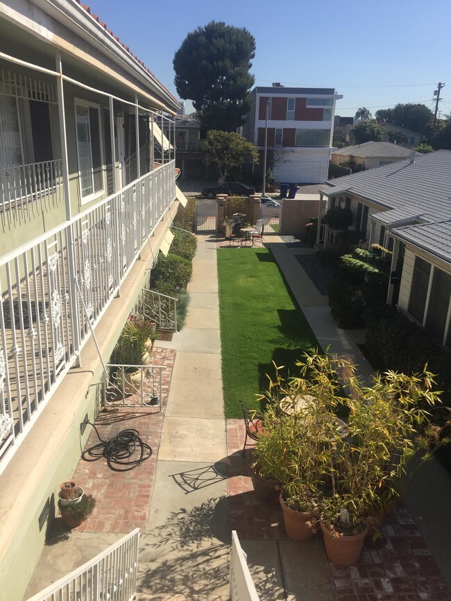 Private Yard for Complex - 1721 Armacost Ave