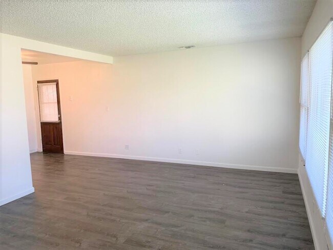 Building Photo - 418 S Sunset Ave