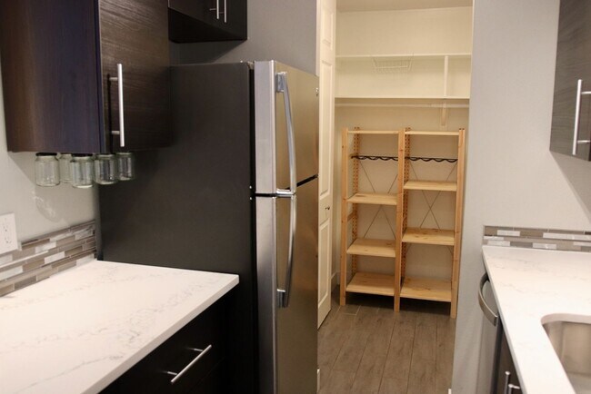 Foto del edificio - Updated, Immaculate 1 bedroom 1 bath in th...