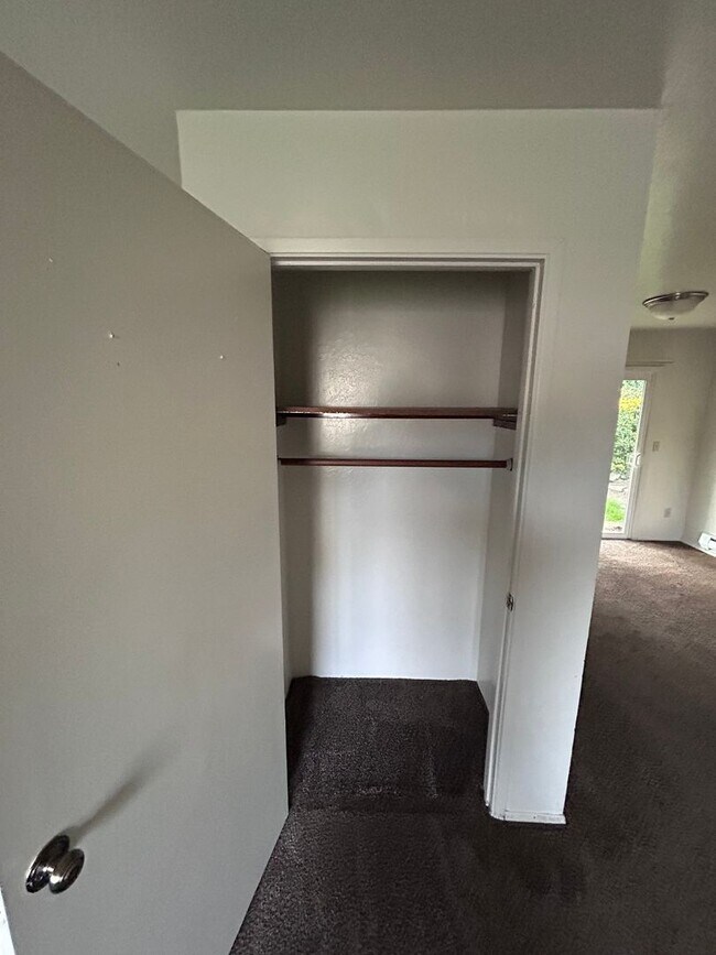 Foto del edificio - 3 bedroom 1 bath house w/ attached garage in Coos Bay!