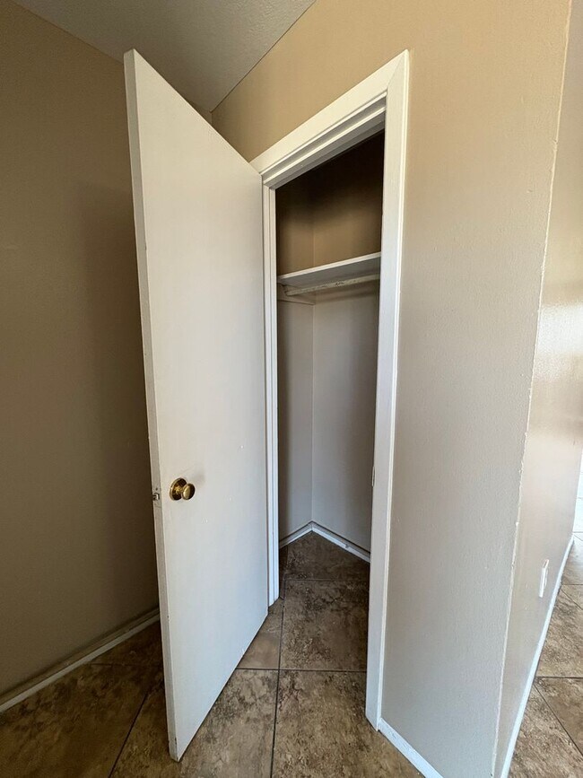 Foto del edificio - Awesome home with lots of space and storage!