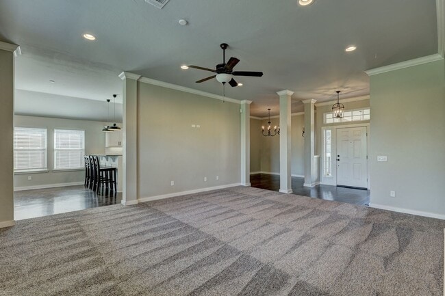 Building Photo - Desirable Home In Valencia Park!