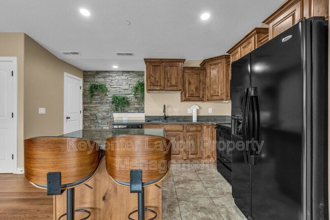 Building Photo - 905 S Main St