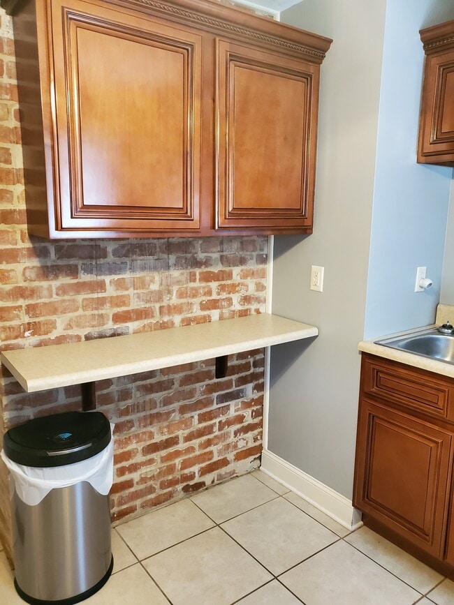 Breakfast bar area in kitchen - 806 Lupton Dr