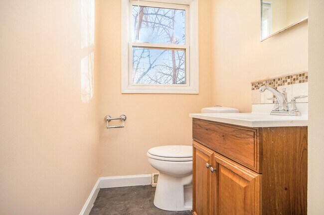 Foto del edificio - Modern 3BR Duplex – Just $1450! Security Deposit Alternative Available!