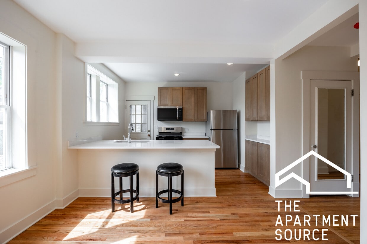 Foto principal - 3349 W Balmoral Ave