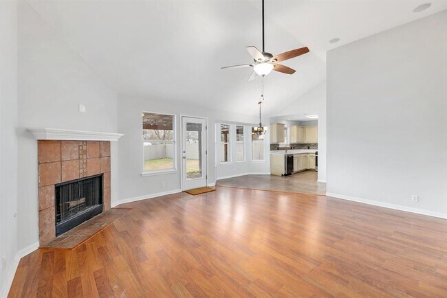 Foto del edificio - 214 Crystal Knoll Blvd